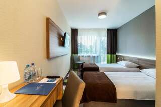 Отель Mazurski Raj - Hotel, Marina & Spa Ручане-Нида Двухместный номер с 1 кроватью или 2 отдельными кроватями и балконом, вид на озеро-1